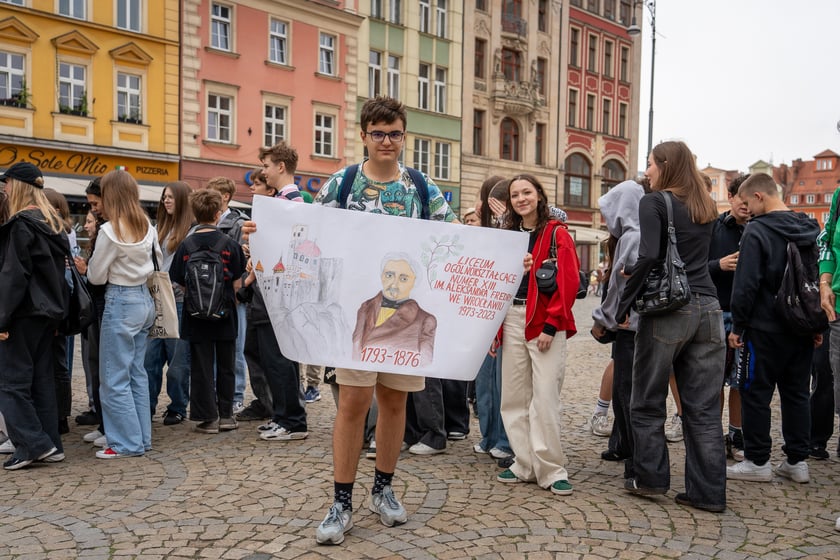 Uczniowie XIII LO świętowali w Rynku urodziny hrabiego Fredry