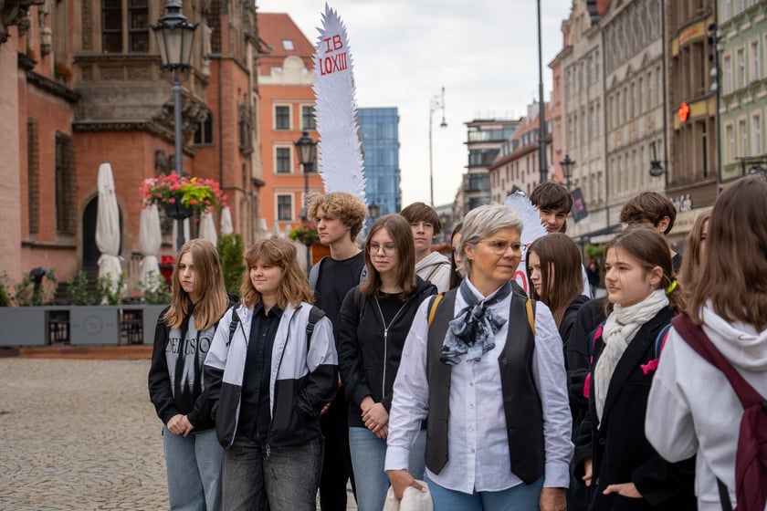 Uczniowie XIII LO świętowali w Rynku urodziny hrabiego Fredry