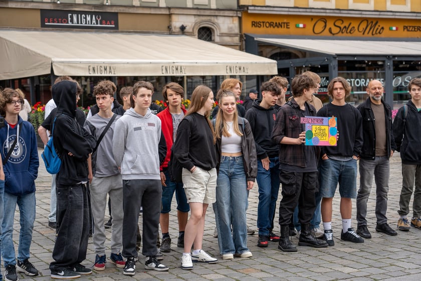 Uczniowie XIII LO świętowali w Rynku urodziny hrabiego Fredry