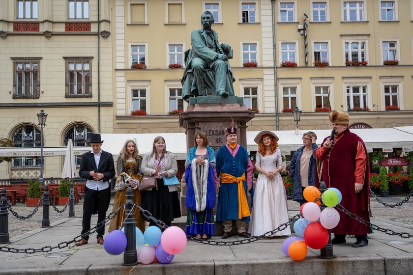 Uczniowie XIII LO świętowali w Rynku urodziny hrabiego Fredry