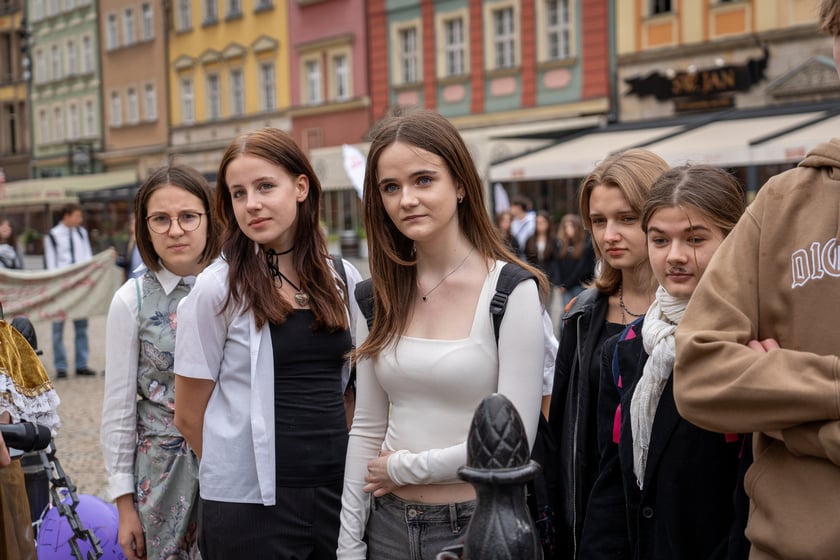 Uczniowie XIII LO świętowali w Rynku urodziny hrabiego Fredry