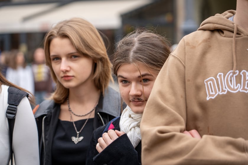 Uczniowie XIII LO świętowali w Rynku urodziny hrabiego Fredry