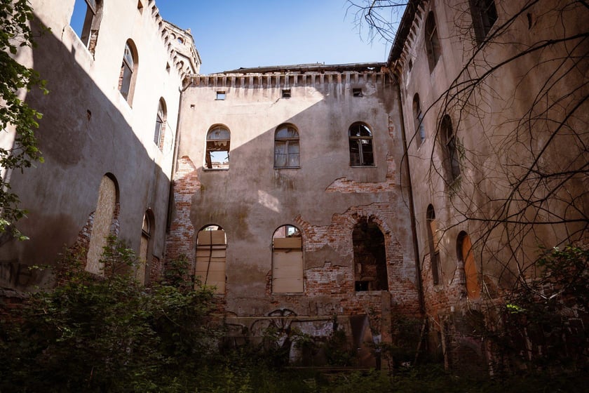 Dawny pałac w Świniarach, zdjęcie z 8 czerwca 2024 roku