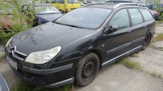 Jedno z porzuconych aut wystawionych na sprzedaż przez Miasto