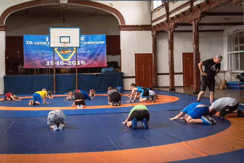 Sportowy klub zapaśniczy Lotnik znajdujący się w hali na Psim Polu przy ul. Bierutowskiej, która została właśnie zabytkiem
