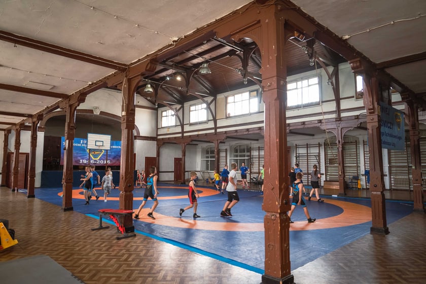 Sportowy klub zapaśniczy Lotnik znajdujący się w hali na Psim Polu przy ul. Bierutowskiej, która została właśnie zabytkiem
