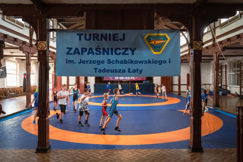 Sportowy klub zapaśniczy Lotnik znajdujący się w hali na Psim Polu przy ul. Bierutowskiej, która została właśnie zabytkiem