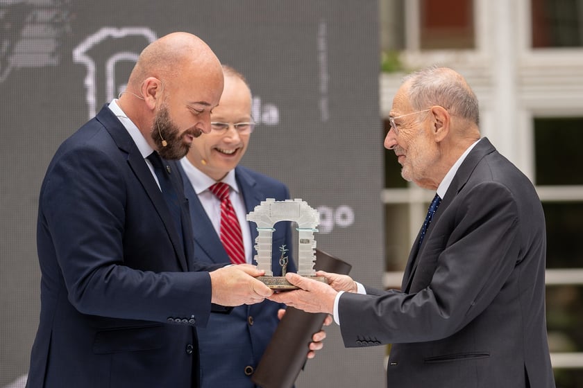 Javier Solana odbiera Nagrodę Jana Nowaka-Jeziorańskiego z rąk prezydenta Wrocławia Jacka Sutryka i dyrektora Zakładu narodowego im. Ossolińskich Łukasza Kamińskiego
