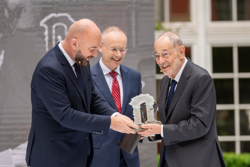 na zdjęciu Javier Solana odbiera Nagrodę Jana Nowaka-Jeziorańskiego z rąk prezydenta Wrocławia Jacka Sutryka i dyrektora Zakładu narodowego im. Ossolińskich Łukasza Kamińskiego