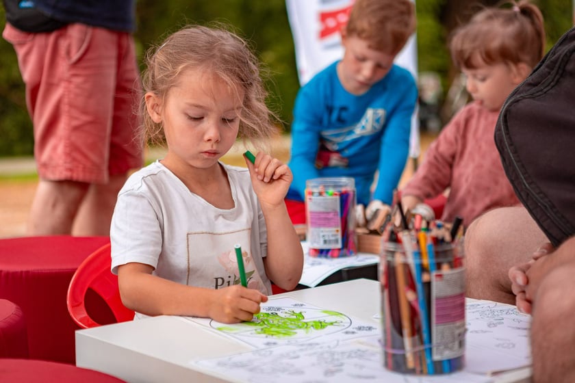 Piknik ZDiUM&nbsp;podczas otwarcia nowej trasy pieszo-rowerowej wzdłuż rzeki Oławy