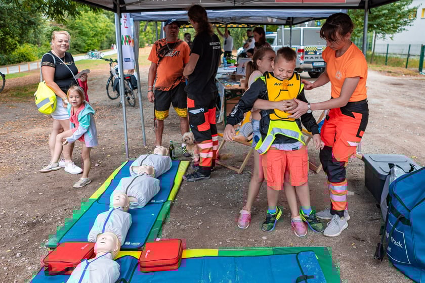 Piknik ZDiUM&nbsp;podczas otwarcia nowej trasy pieszo-rowerowej wzdłuż rzeki Oławy