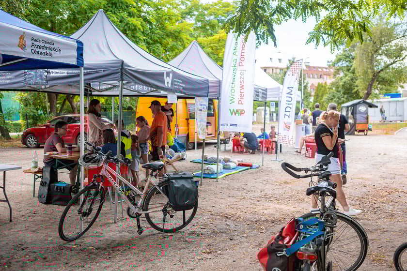 Piknik ZDiUM&nbsp;podczas otwarcia nowej trasy pieszo-rowerowej wzdłuż rzeki Oławy