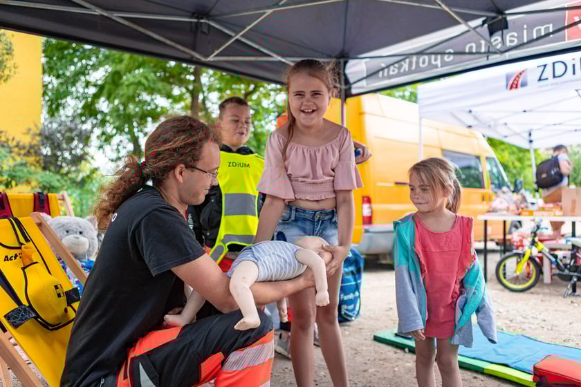 Piknik ZDiUM&nbsp;podczas otwarcia nowej trasy pieszo-rowerowej wzdłuż rzeki Oławy