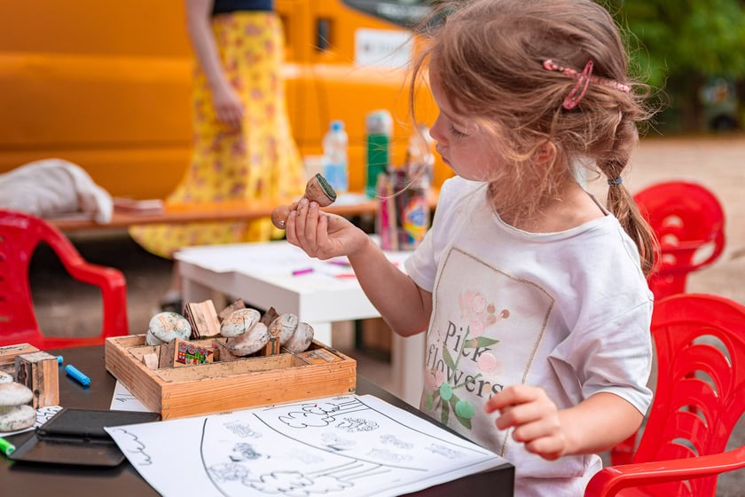 Piknik ZDiUM&nbsp;podczas otwarcia nowej trasy pieszo-rowerowej wzdłuż rzeki Oławy