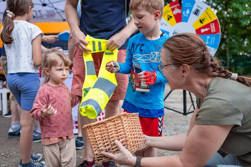 Piknik ZDiUM&nbsp;podczas otwarcia nowej trasy pieszo-rowerowej wzdłuż rzeki Oławy