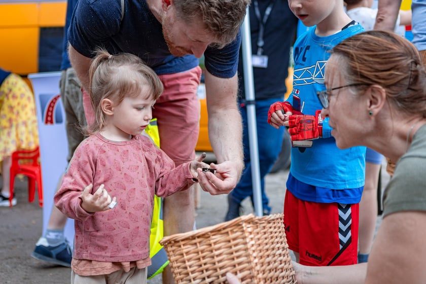 Piknik ZDiUM&nbsp;podczas otwarcia nowej trasy pieszo-rowerowej wzdłuż rzeki Oławy