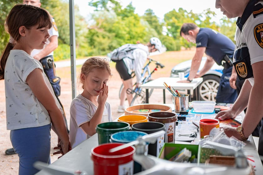 Piknik ZDiUM&nbsp;podczas otwarcia nowej trasy pieszo-rowerowej wzdłuż rzeki Oławy