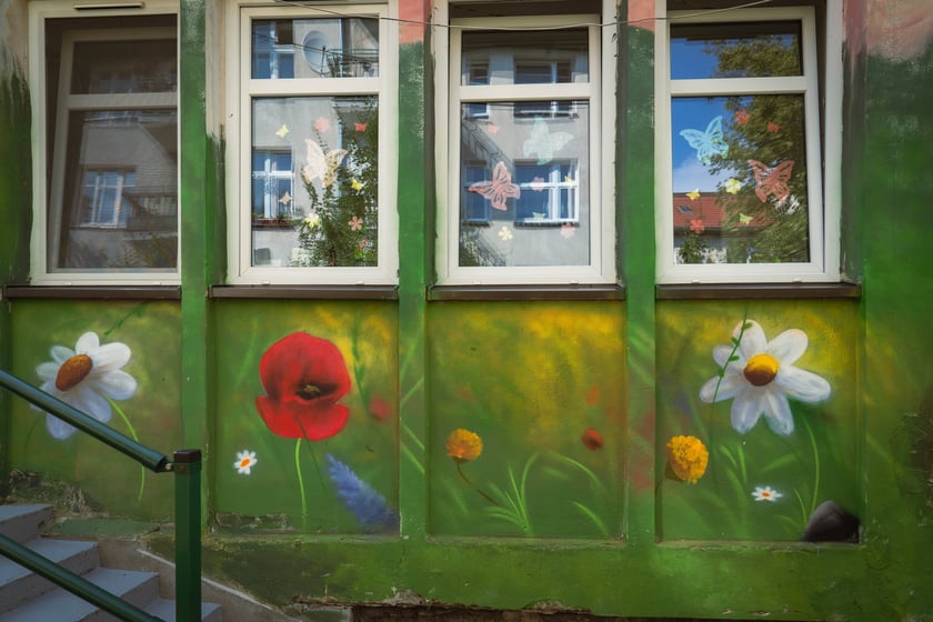 Przedszkole na ul. Oporowskiej stworzyło ogrody warzywne i łąkę na muralu