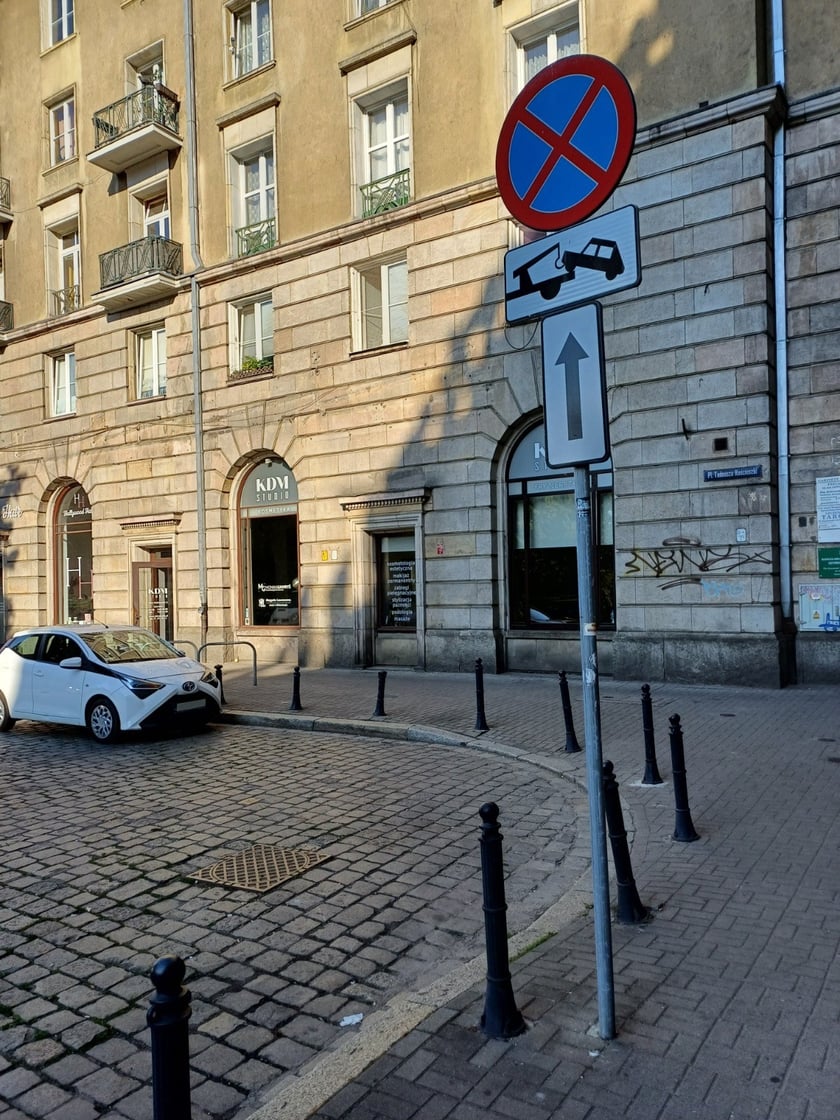 Przykłady niezgodnego z prawem parkowania