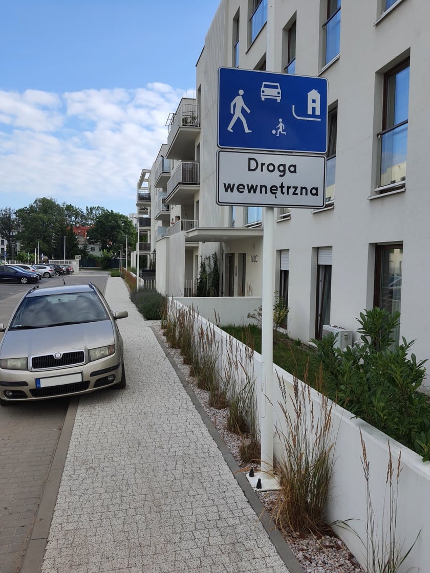 Przykłady niezgodnego z prawem parkowania