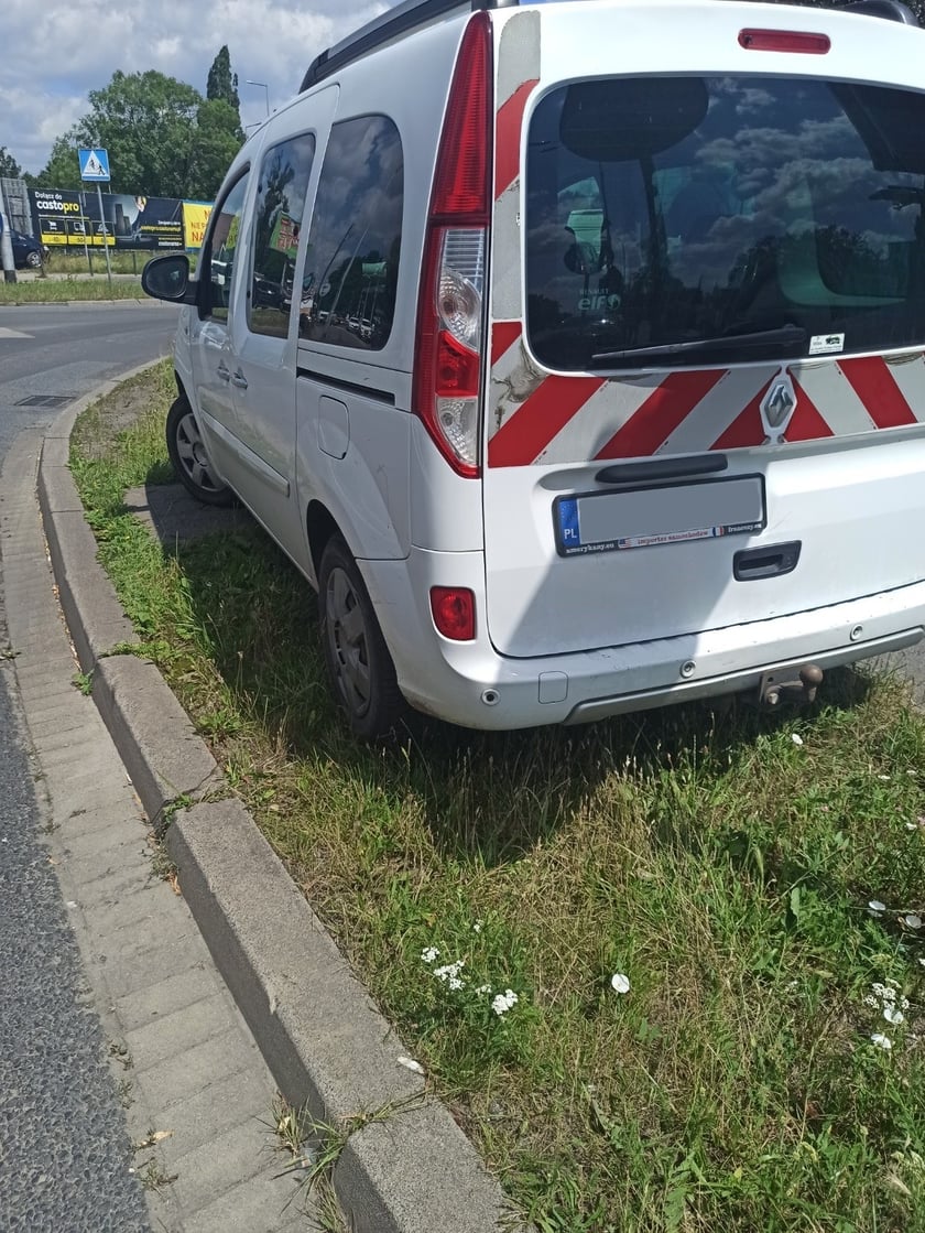 Przykłady niezgodnego z prawem parkowania