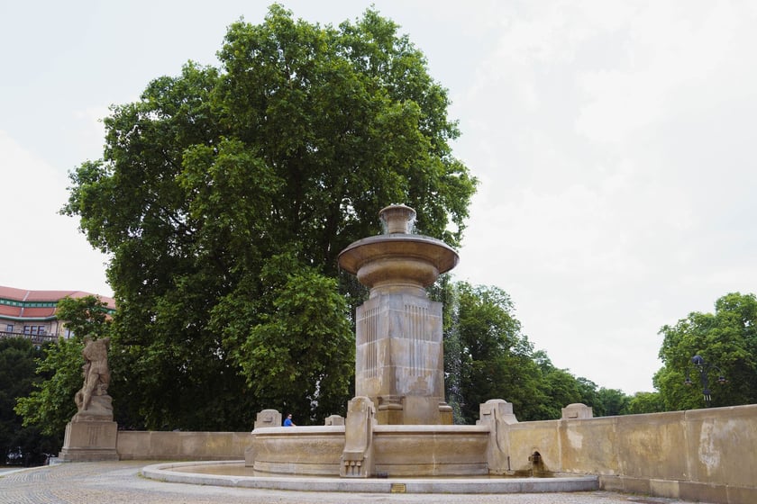 Fontanna Alegoria Walki i Zwycięstwa na placu Jana Pawła II