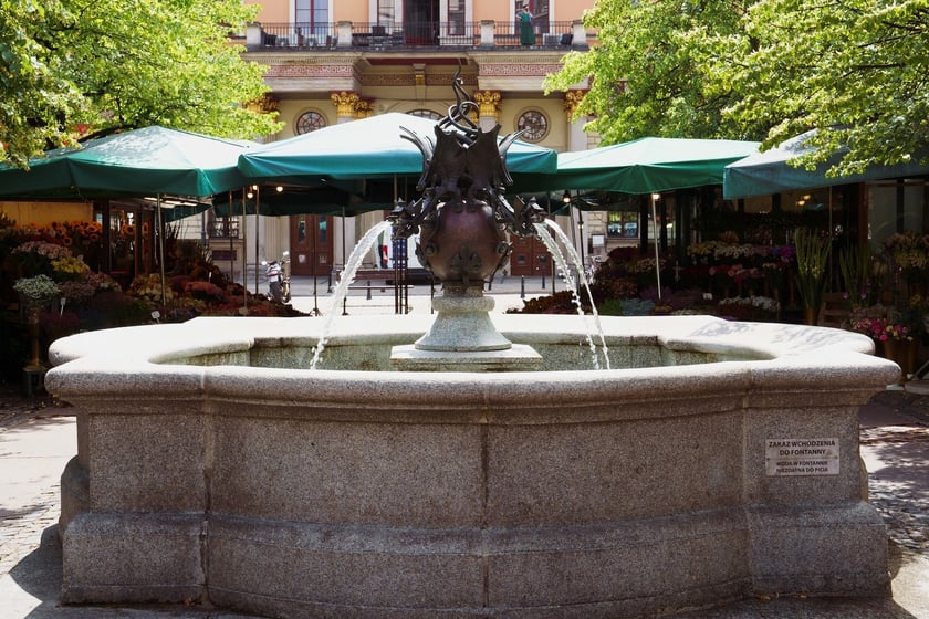Fontanna z pyskami smok&oacute;w na placu Solnym