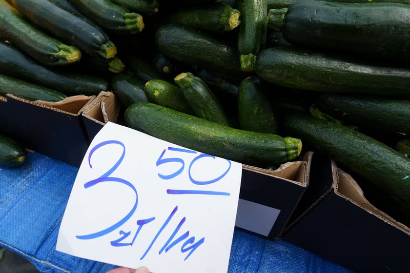 Plac na dworcu Świebodzkim w niedzielę handlową