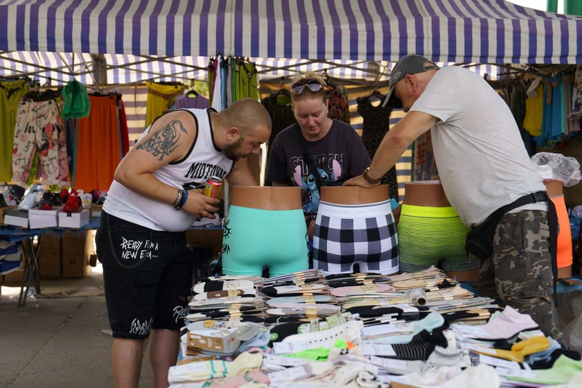 Plac na dworcu Świebodzkim w niedzielę handlową
