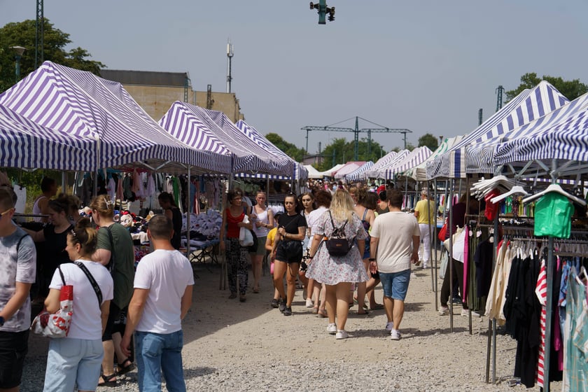 Plac na dworcu Świebodzkim w niedzielę handlową