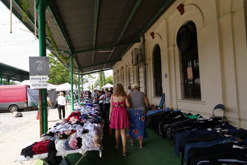 Plac na dworcu Świebodzkim w niedzielę handlową