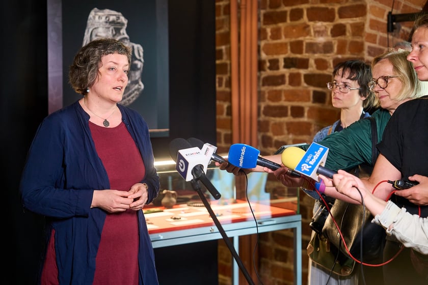 Katarzyna Kroczak, główny konserwator zbiorów w Zakładzie Narodowym im. Ossolińskich