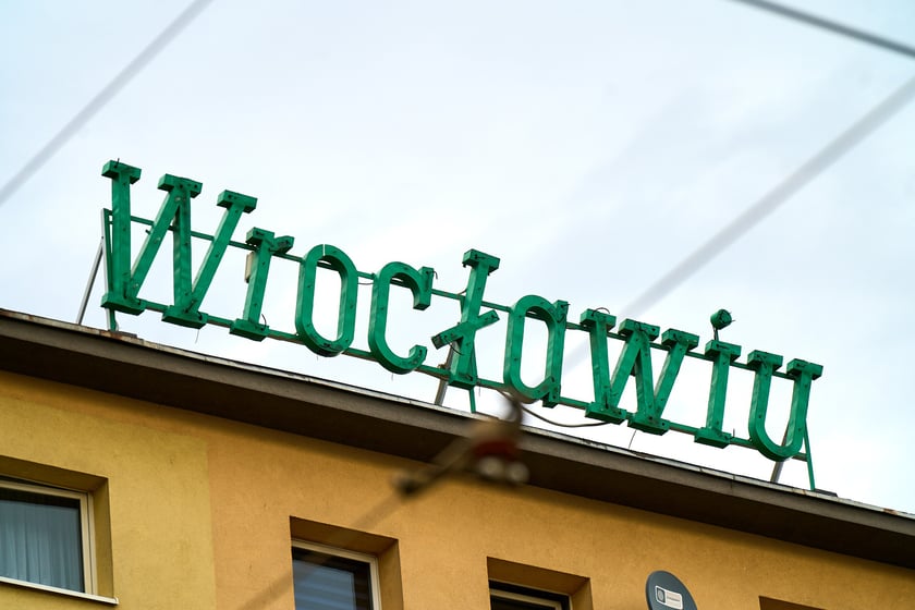 Zdejmowanie rurek z napisu i pana neonu "dobry wieczór we Wrocławiu"