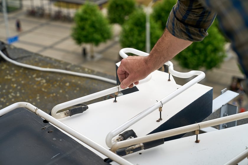 Zdejmowanie rurek z napisu i pana neonu "dobry wieczór we Wrocławiu"