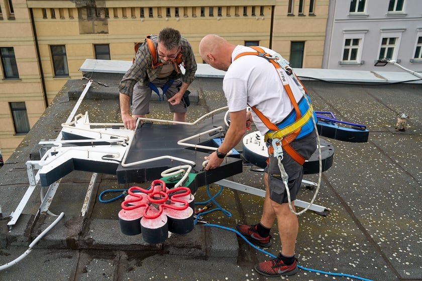 Zdejmowanie rurek z napisu i pana neonu "dobry wieczór we Wrocławiu"