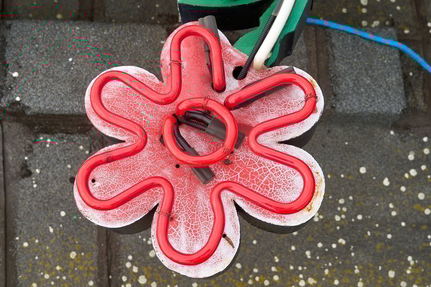 Zdejmowanie rurek z napisu i pana neonu "dobry wieczór we Wrocławiu"