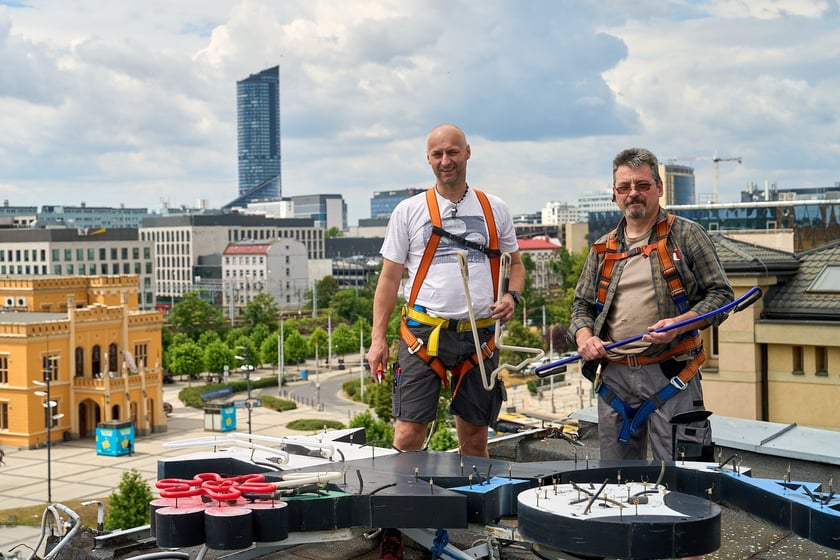 Zdejmowanie rurek z napisu i pana neonu "dobry wieczór we Wrocławiu"
