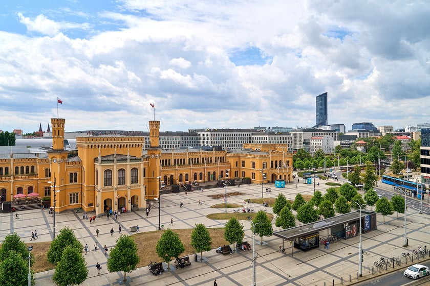 Zdejmowanie rurek z napisu i pana neonu "dobry wieczór we Wrocławiu"