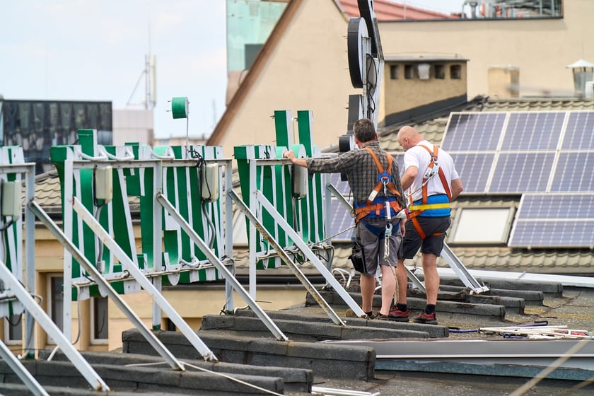 Zdejmowanie rurek z napisu i pana neonu "dobry wieczór we Wrocławiu"