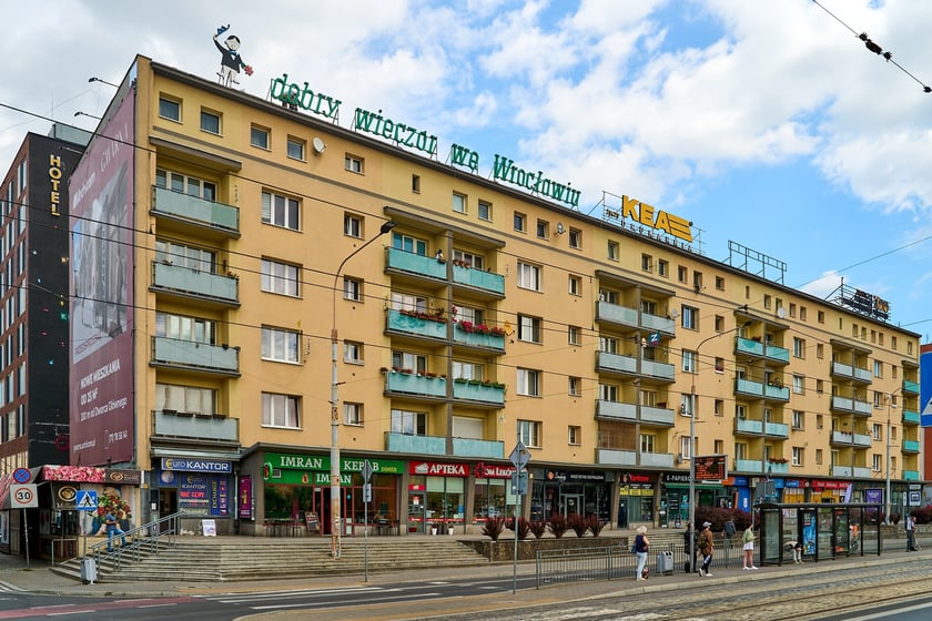 Zdejmowanie rurek z napisu i pana neonu "dobry wieczór we Wrocławiu"