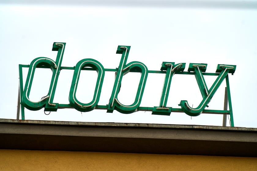 Zdejmowanie rurek z napisu i pana neonu "dobry wieczór we Wrocławiu"