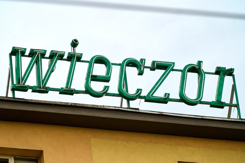 Zdejmowanie rurek z napisu i pana neonu "dobry wieczór we Wrocławiu"