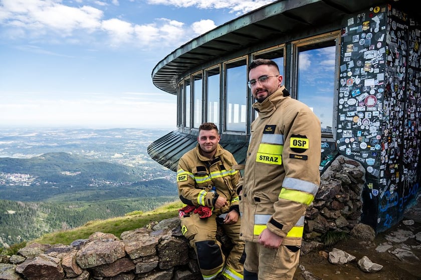 998 strażaków z całej Polski zdobyło Śnieżkę. Promowali dawstwo szpiku
