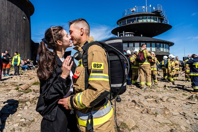 998 strażaków z całej Polski zdobyło Śnieżkę. Promowali dawstwo szpiku