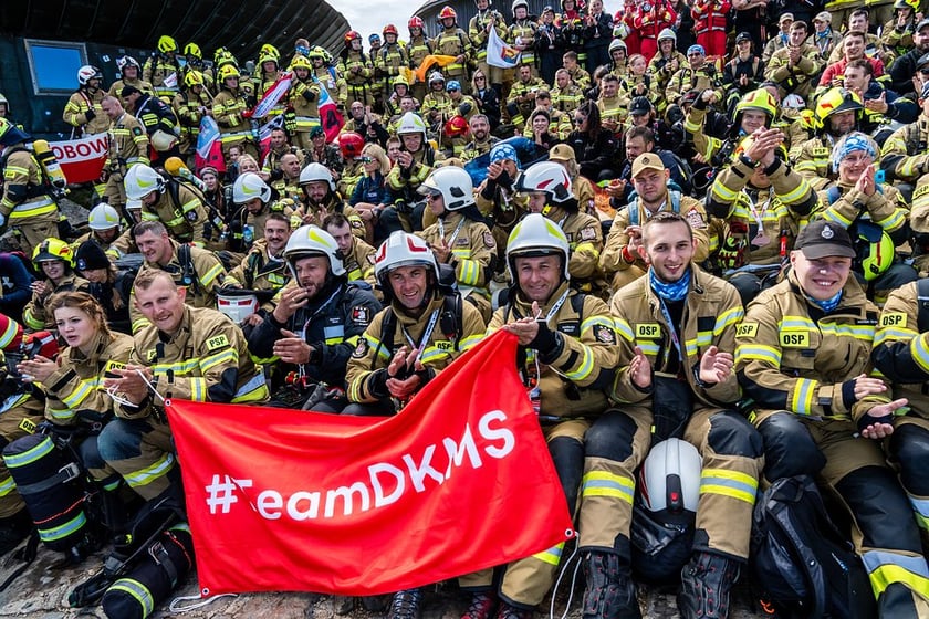 998 strażaków z całej Polski zdobyło Śnieżkę. Promowali dawstwo szpiku