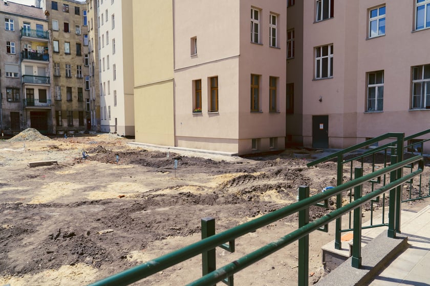 Trwający obecnie remont podwórka na Przedmieściu Oławskim