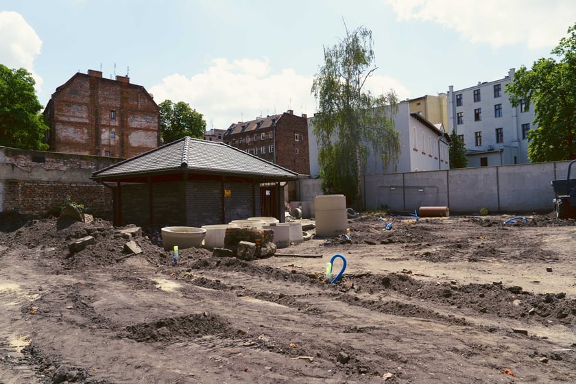Trwający obecnie remont podwórka na Przedmieściu Oławskim