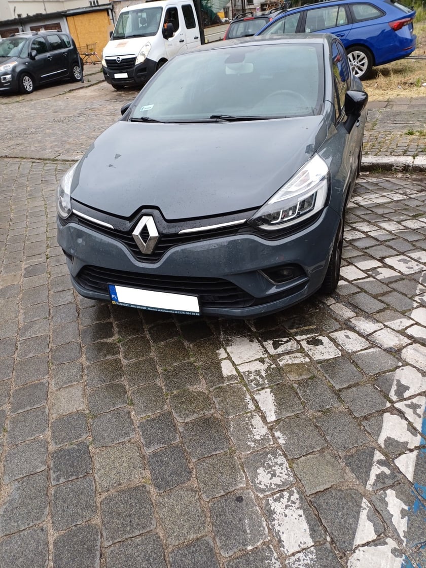 Przykłady nieprawidłowego parkowania samochod&oacute;w