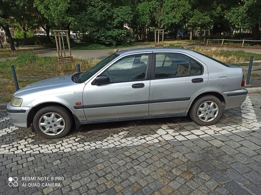Przykłady nieprawidłowego parkowania samochod&oacute;w
