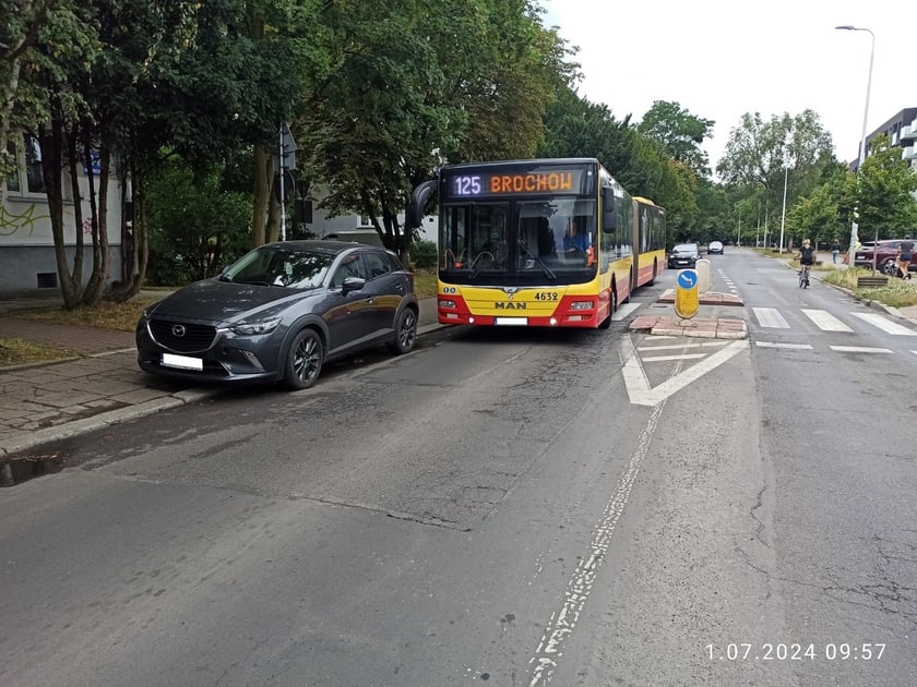 Przykłady nieprawidłowego parkowania samochod&oacute;w